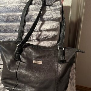 Stone Mountain Accessories Black Leather Shoulder Bag